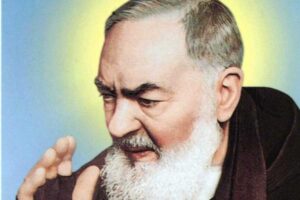 Padre Pio in una foto vecchia che benedice