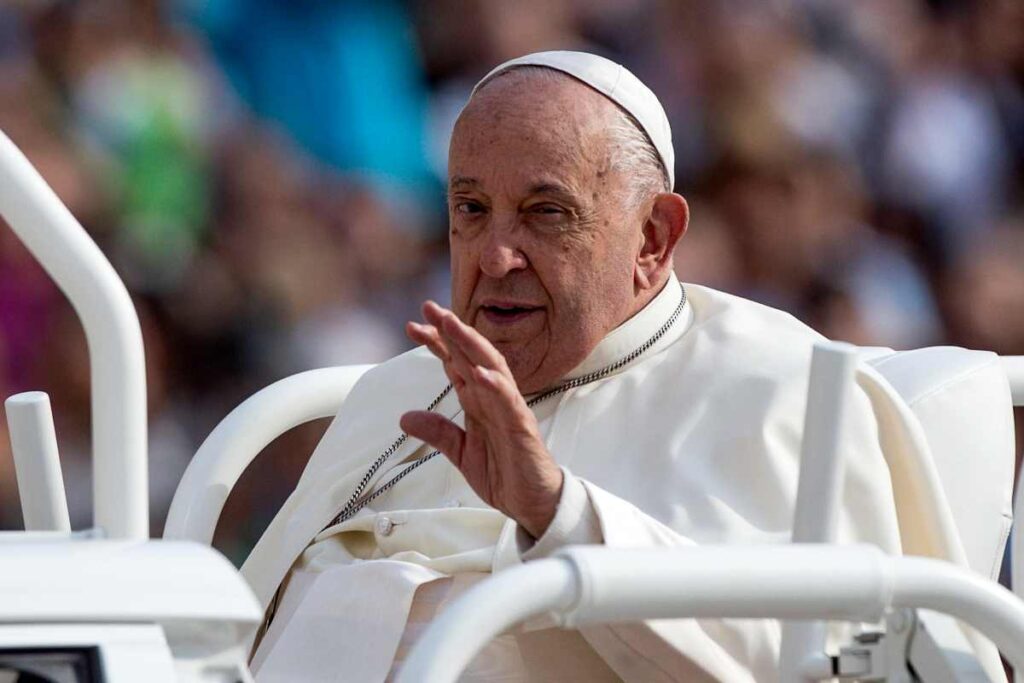 Papa francesco benedicente in papa mobile