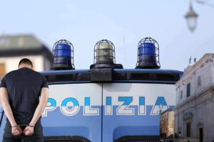 polizia chiesa uomo arrestato