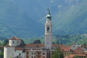 Chiesa di Santa Giustina dove svetta il campanile fra i monti