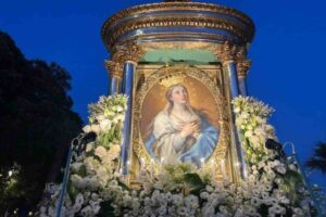 quadro della madonna del paradiso circondato da fiori