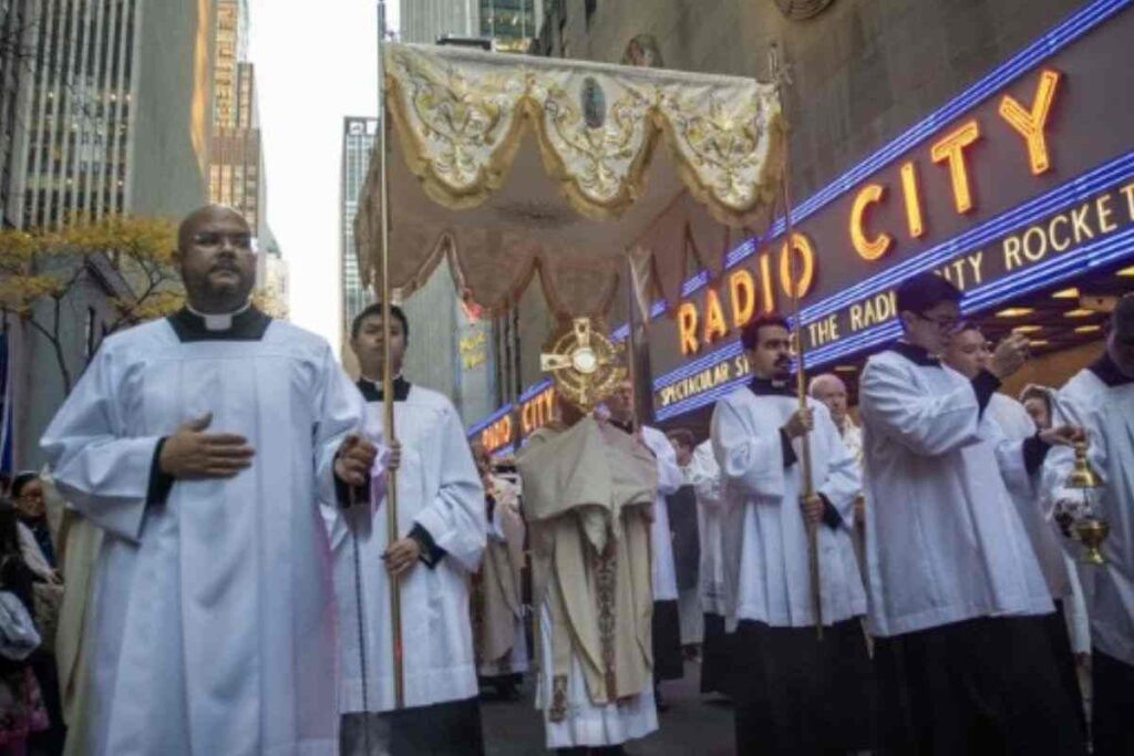 processione eucaristica per le strade di New York