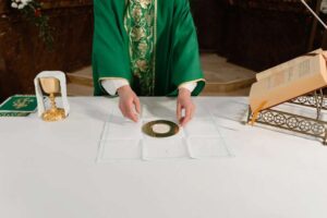 Particola consacrata dal sacerdote sull'altare