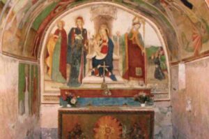 affresco madonna degli ometti su una parete