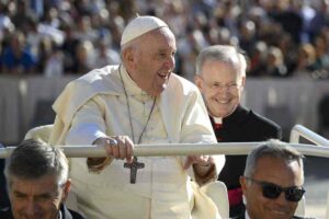 Papa francesco in papamobile