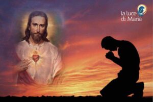 persona che prega davanti al sacro cuore