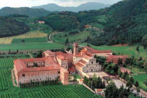 veduta dall'alto dell'abbazia di praglia con sfondo dei monti