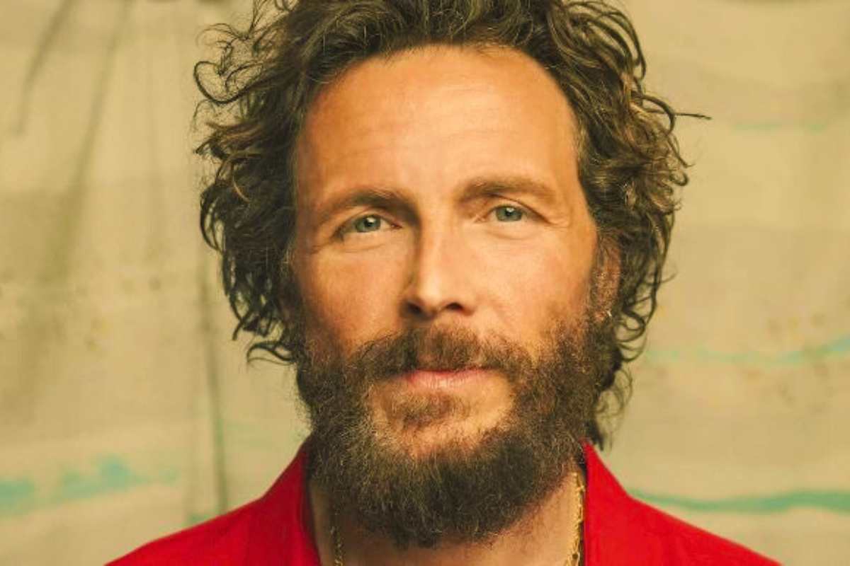 Jovanotti riflette sulla fede: “Se non credi in Dio, in cosa credi?”