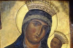 Primo piano della madonna di siponto con sfondo dorato