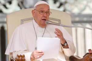 Papa francesco che parla all'udienza