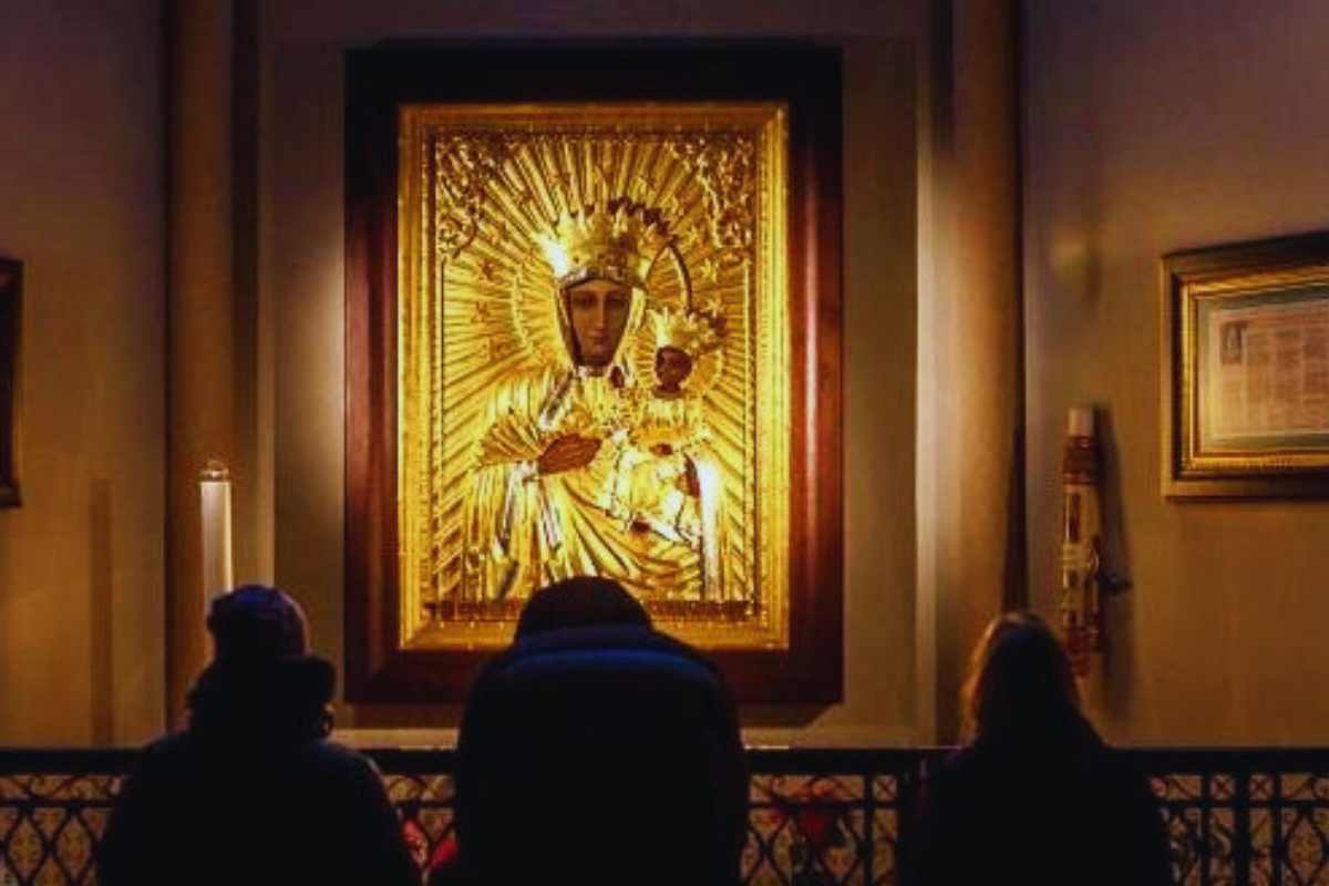 La Madonna Nera piange in Polonia: i fedeli accorrono davanti all’icona