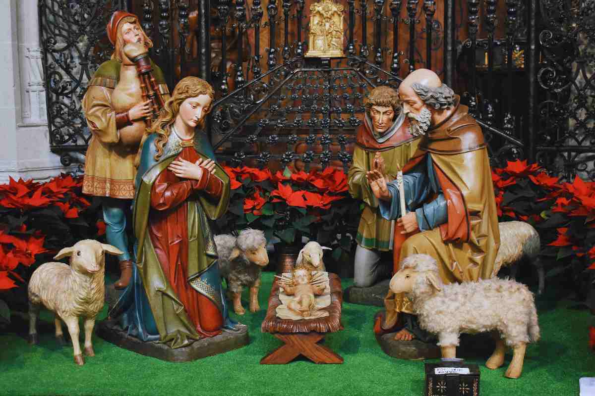 Verona: il Presepe buttato nei rifiuti, il vescovo lo salva con un bellissimo gesto