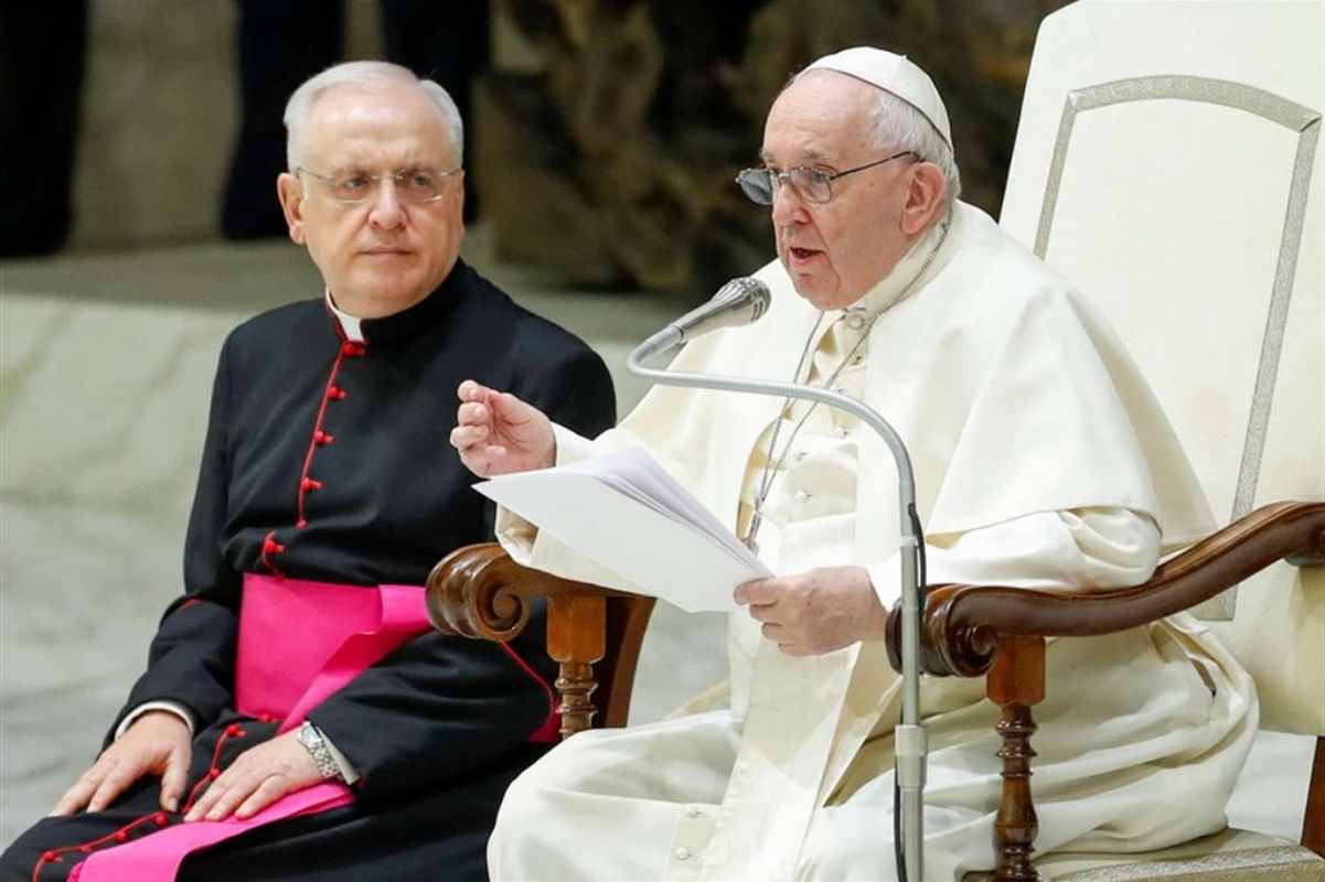 Papa Francesco parla all'udienza