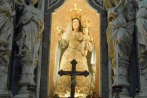 statua della madonna della buona fortuna