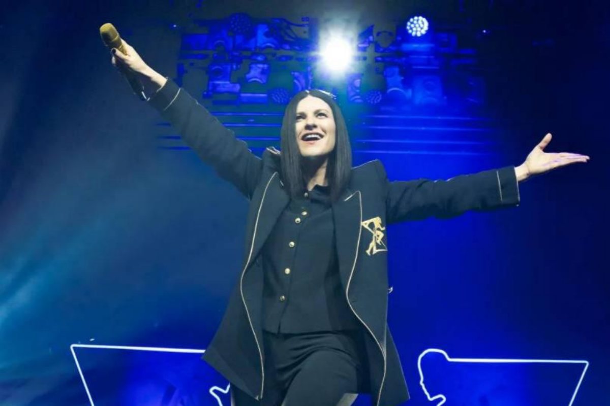 Laura Pausini in concerto a Messina: incanta il pubblico cantando “Servo per amore”