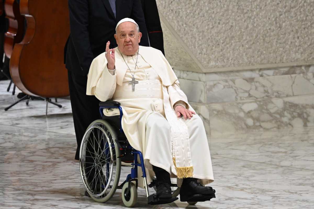 Papa Francesco in carrozzina