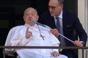 Papa Francesco riappare in pubblico