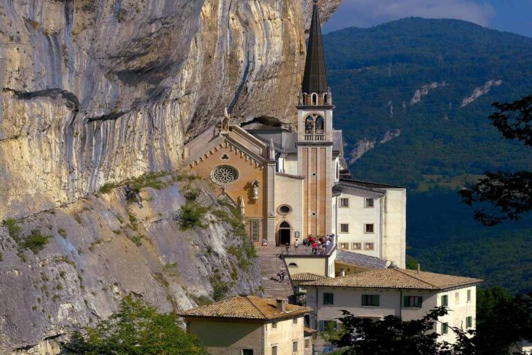 Il Santuario nella roccia: alla scoperta del luogo dedicato a Maria